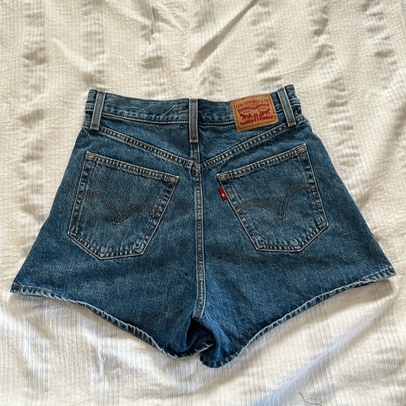 Levi’s High Waisted Mom Shorts - Picture 1 of 4